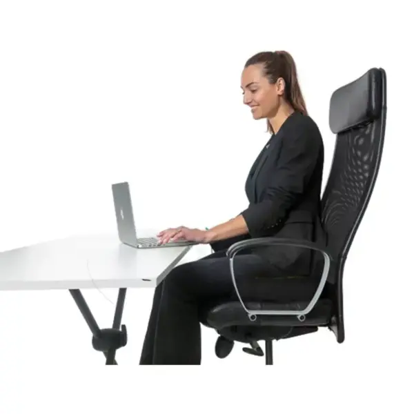 Asiento de postura refrescante mujer sentada escritorio
