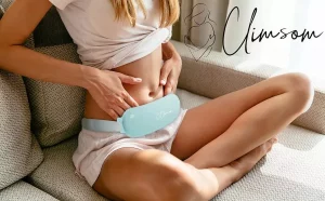 Mujer con el cinturón menstrual puesto en al abdomen